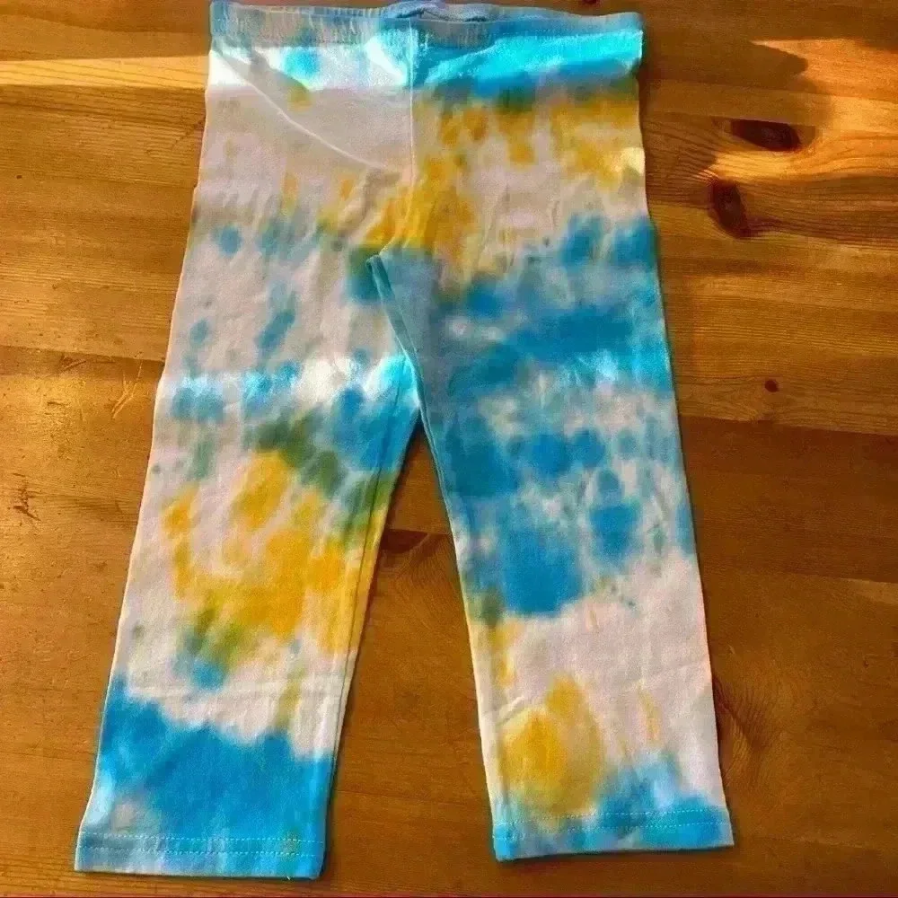 Tie dye gap waffle shirt and capris